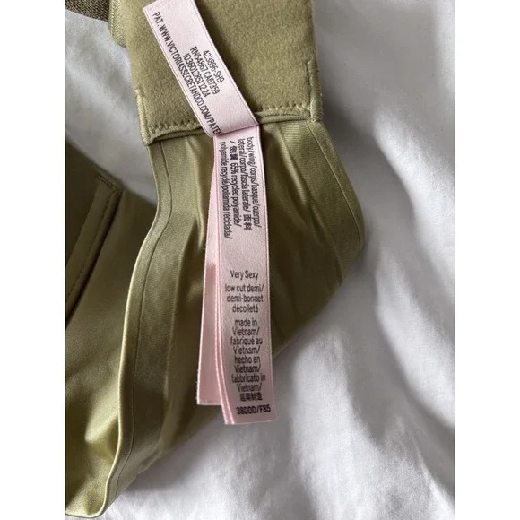 NWOT Lot Of Two Victorias Secret Bras 38DDD Lace Very Sexy Low Cut Dream Angels - Picture 3 of 8